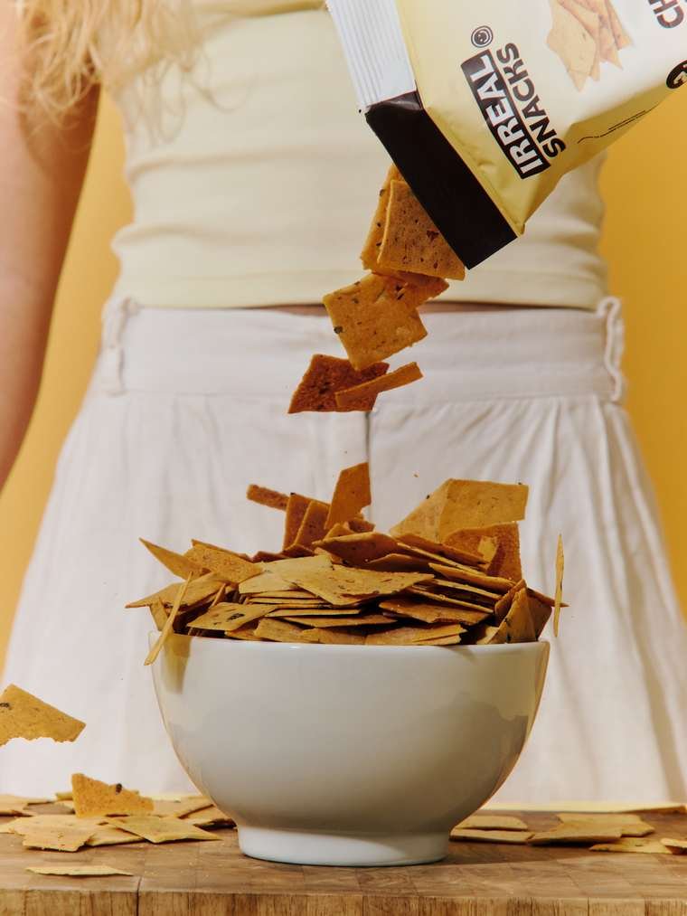 Chips caindo do pacote na tigela