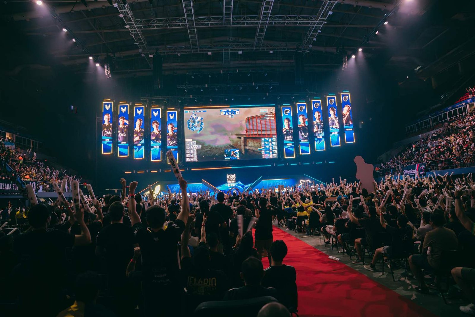 Arena de esports lotada com telões