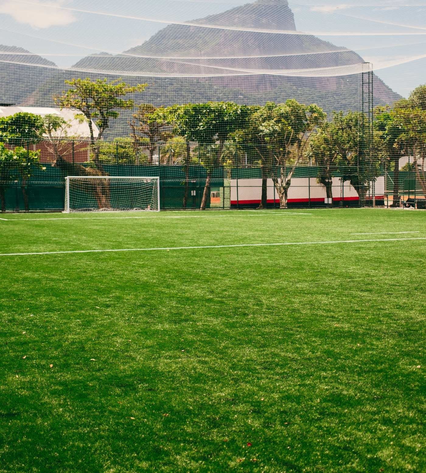 Campo do Flamengo com o Cristo Redentor ao fundo