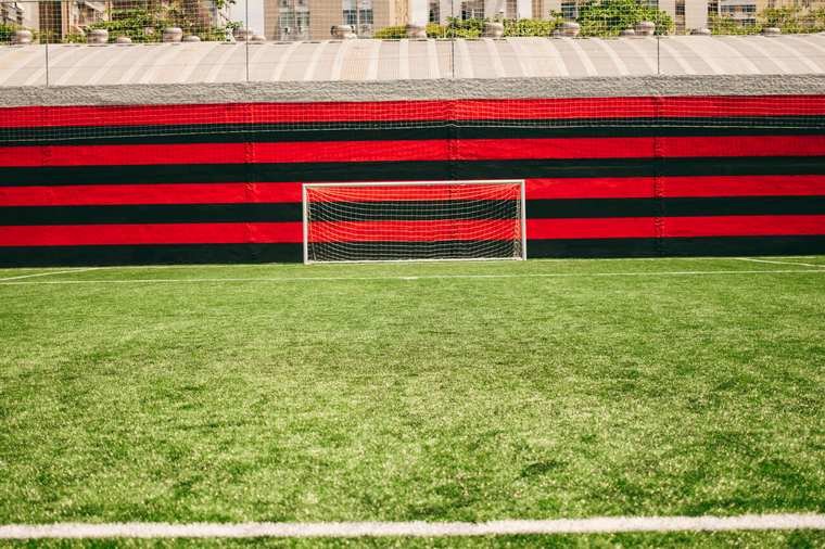 Gol e muro rubro-negro do campo do Flamengo